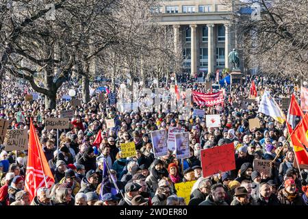 Gegen Faschismus und die AfD - Großdemo in Stuttgart. Am Schlossplatz haben sich mehrere Tausend Menschen versammelt. Das Motto: Die rechte Welle brechen. Geladen hatte ein linksorientiertes Bündnis. // 20.01.2024: Stuttgart, Baden-Württemberg, Deutschland. *** Gegen Faschismus und die AfD-Großdemonstration in Stuttgart mehrere tausend Menschen versammelten sich auf dem Schlossplatz unter dem Motto Brechen the right wave Ein linkes Bündnis hatte 20 01 2024 Stuttgart, Baden Württemberg, Deutschland eingeladen Stockfoto