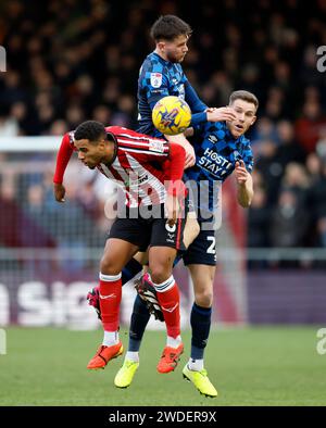 Ethan Erhahon in Lincoln City und Max Bird in Derby County kämpfen um den Ball während des Spiels der Sky Bet League One im LNER Stadium in Lincoln. Bilddatum: Samstag, 20. Januar 2024. Stockfoto