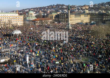 Gegen Faschismus und die AfD - Großdemo in Stuttgart. Am Schlossplatz haben sich mehrere Tausend Menschen versammelt. Das Motto: Die rechte Welle brechen. Geladen hatte ein linksorientiertes Bündnis. // 20.01.2024: Stuttgart, Baden-Württemberg, Deutschland. *** Gegen Faschismus und die AfD-Großdemonstration in Stuttgart mehrere tausend Menschen versammelten sich auf dem Schlossplatz unter dem Motto Brechen the right wave Ein linkes Bündnis hatte 20 01 2024 Stuttgart, Baden Württemberg, Deutschland eingeladen Stockfoto