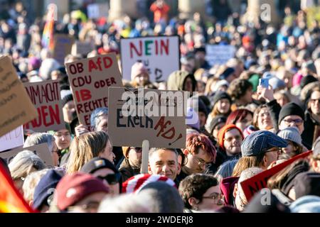 Gegen Faschismus und die AfD - Großdemo in Stuttgart. Am Schlossplatz haben sich mehrere Tausend Menschen versammelt. Das Motto: Die rechte Welle brechen. Geladen hatte ein linksorientiertes Bündnis. // 20.01.2024: Stuttgart, Baden-Württemberg, Deutschland. *** Gegen Faschismus und die AfD-Großdemonstration in Stuttgart mehrere tausend Menschen versammelten sich auf dem Schlossplatz unter dem Motto Brechen the right wave Ein linkes Bündnis hatte 20 01 2024 Stuttgart, Baden Württemberg, Deutschland eingeladen Stockfoto