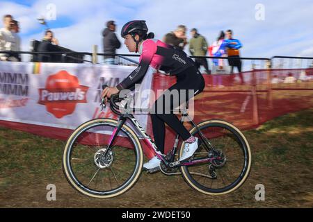 Benidorm, Spanien, 20. Januar 2024: Die Radfahrerin Irene Trabazo während des offiziellen Trainings der UCI Cyclo-Cross-Weltmeisterschaft 2024 - Benidorm, am 20. Januar 2024 im Parque Foiotes in Benidorm, Spanien. Quelle: Alberto Brevers / Alamy Live News. Stockfoto