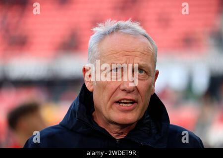 Freiburg, Deutschland. Januar 2024. Trainer Christian Streich (SC Freiburg) beim Spiel der 1. FBL: 23-24: 18 Sptg. SC Freiburg - TSG 1899 Hoffenheim DFL-VORSCHRIFTEN VERBIETEN JEDE VERWENDUNG VON FOTOGRAFIEN ALS BILDSEQUENZEN UND/ODER QUASI-VIDEONann Credit: dpa/Alamy Live News Stockfoto