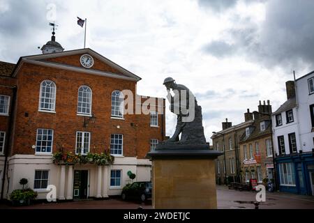 Das war Memorial mit dem „denkenden Soldaten“ und das Rathaus (Hintergrund) am Marktplatz, Huntingdon, Cambridgeshire Stockfoto
