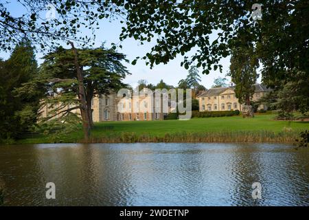 Blick auf Compton Verney House mit Blick auf den See und das Gelände, das von Capability Brown entworfen wurde, in der Nähe von Kineton in Warwickshire, England. Stockfoto