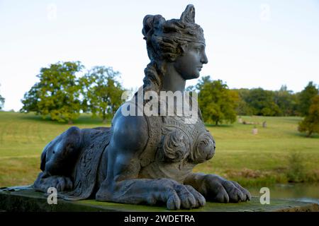 Eine Sphinx-Skulptur an der Upper Bridge im Compton Verney House, einem Landhaus aus dem 18. Jahrhundert in der Nähe von Kineton in Warwickshire, England. Stockfoto