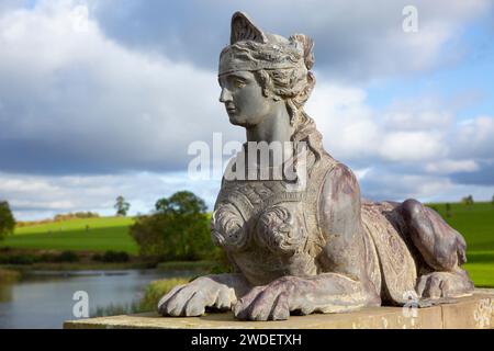 Eine Sphinx-Skulptur an der Upper Bridge im Compton Verney House, einem Landhaus aus dem 18. Jahrhundert in der Nähe von Kineton in Warwickshire, England. Stockfoto