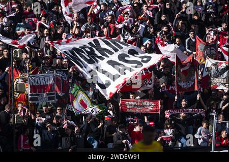 Madrid, Spanien. Januar 2024. Rayo Vallecano Fans Choreografie während des Fußballspiels La Liga EA Sports 2023/24 zwischen Rayo Vallecano und Las Palmas im Estadio Vallecas in Madrid. Quelle: Unabhängige Fotoagentur/Alamy Live News Stockfoto