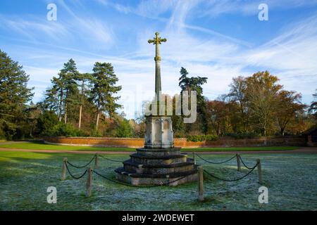 Steinkreuz-Kriegsmerkmal zum Gedenken an das Leben im Ersten und Zweiten Weltkrieg im Sandringham Royal Estate in Norfolk, England Stockfoto