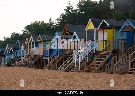 Bunte Holzhütten am Strand von Wells-next-the-Sea, Norfolk, England Stockfoto