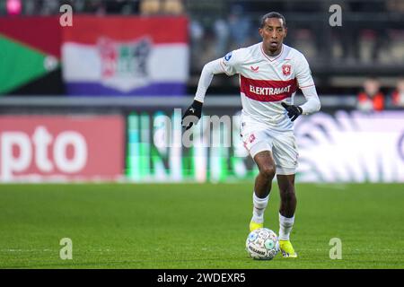 Nijmegen, Niederlande. Januar 2024. NIJMEGEN, NIEDERLANDE - 20. JANUAR: Joshua Brenet vom FC Twente spielt mit dem Ball während des niederländischen Eredivisie-Spiels zwischen NEC und FC Twente am 20. Januar 2024 im Goffertstadion in Nijmegen, Niederlande. (Foto von Rene Nijhuis/Orange Pictures) Credit: Orange Pics BV/Alamy Live News Stockfoto