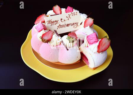 Wunderschöner Erdbeergelee Vanillemousse-Jahrestag-Kuchen auf schwarzem Hintergrund Stockfoto