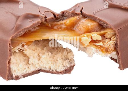 Сhocolate bar. Zwei Hälften einer Schokoladentafel, isoliert auf weißem Hintergrund. In Scheiben geschnittene, knusprige Schokoladenriegel. Datei enthält Beschneidungspfad. Stockfoto