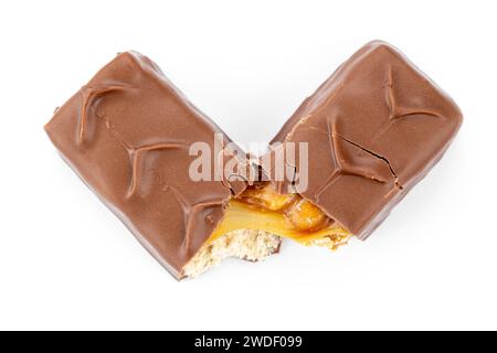 Сhocolate bar. Zwei Hälften einer Schokoladentafel, isoliert auf weißem Hintergrund. In Scheiben geschnittene, knusprige Schokoladenriegel. Stockfoto