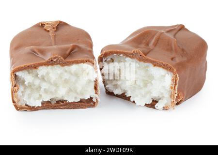 Сhocolate bar. Zwei Hälften einer Kokosnussriegel, isoliert auf weißem Hintergrund. In Scheiben geschnittene, knusprige Schokoladenriegel. Datei enthält Beschneidungspfad. Stockfoto