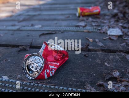 Müll auf dem Landweg, zerknitterte Dosen auf dem Boden Stockfoto