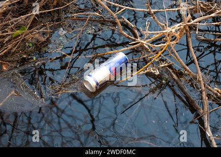 Müll auf dem Landweg, zerknitterte Dosen im Fluss Stockfoto