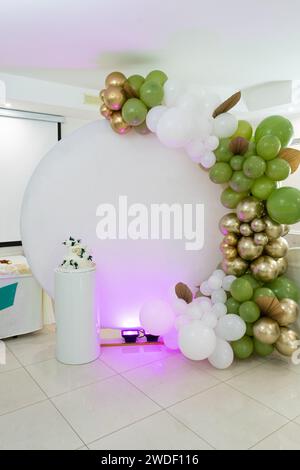 Die weiße Fotozone ist mit Ballons dekoriert Stockfoto