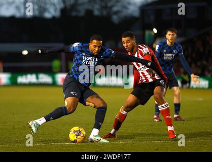 Derby County Nathaniel Mendez-Laing (links) und Lincoln Citys Ethan Erhahon kämpfen um den Ball während des Spiels der Sky Bet League One im LNER Stadium in Lincoln. Bilddatum: Samstag, 20. Januar 2024. Stockfoto