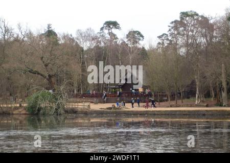 Wexham, Großbritannien. Januar 2024. Der See im Black Park Country Park in Wexham, Buckinghamshire, bleibt nach Tagen eiskalter Temperaturen gefroren. Quelle: Maureen McLean/Alamy Live News Stockfoto