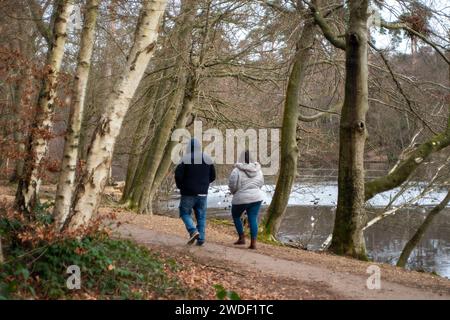 Wexham, Großbritannien. Januar 2024. Der See im Black Park Country Park in Wexham, Buckinghamshire, bleibt nach Tagen eiskalter Temperaturen gefroren. Quelle: Maureen McLean/Alamy Live News Stockfoto