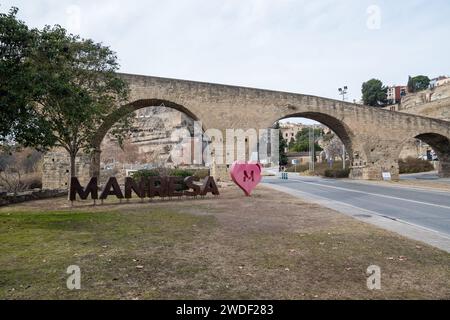 Haupteingang der Stadt manresa, Schild mit dem Namen der Stadt, Manresa, Katalonien, Spanien Stockfoto