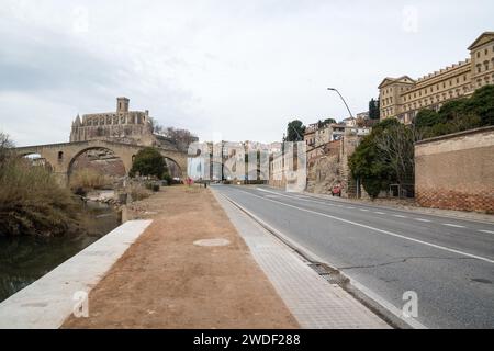 Haupteingang der Stadt manresa, Schild mit dem Namen der Stadt, und die Stiftsbasilika Santa Maria, auch bekannt als La Seu, romanisch-gotische Chu Stockfoto