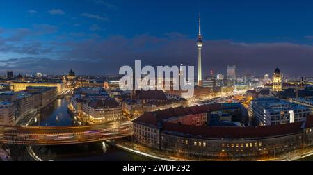 Abendstimmung im Zentrum von Berlin Mitte. 20.012024, Berlin, GER - Panorama vom Zentrum Berlin Mitte., Berlin Berlin Deutschland, DEU Mitte *** Abendatmosphäre im Zentrum von Berlin Mitte 20 012024, Berlin, GER Panorama vom Zentrum von Berlin Mitte , Berlin Berlin Berlin Deutschland, DEU Mitte Stockfoto