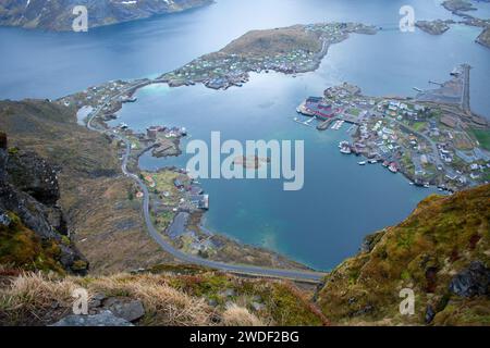 Reine, Lofoten, Norwegen. Arieal Blick auf das kleine Fischerdorf weiß von der kommerziellen Fischerei und getrockneten luftgetrockneten Kabeljau Stockfoto