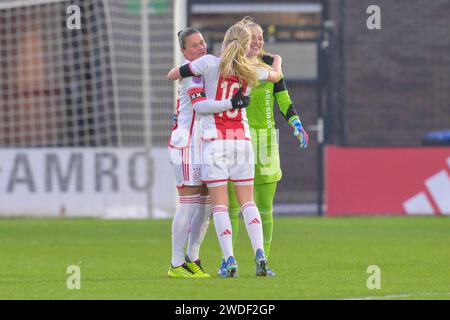 Amsterdam, Niederlande. Januar 2024. AMSTERDAM, NIEDERLANDE - 20. JANUAR: Sherida Spitse von AFC Ajax feiert 1:0, Nadine Noordam von AFC Ajax, während des Azerion Vrouwen Eredivisie Spiels zwischen Ajax und Excelsior am 20. Januar 2024 im Sportpark de toekomst in Amsterdam, Niederlande. (Foto: Jan Mulder/Orange Pictures) Credit: dpa/Alamy Live News Stockfoto