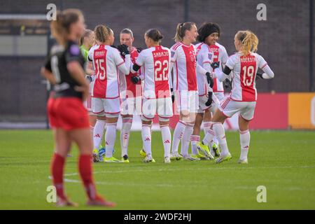 Amsterdam, Niederlande. Januar 2024. AMSTERDAM, NIEDERLANDE - 20. JANUAR: Ajax feiert sein erstes Tor, Sherida Spitse von AFC Ajax, Quinty Sabajo von AFC Ajax, Chasity Grant von AFC Ajax, Tiny Hoekstra von AFC Ajax während des Azerion Vrouwen Eredivisie Spiels zwischen Ajax und Excelsior am 20. Januar 2024 im Sportpark de toekomst in Amsterdam. (Foto: Jan Mulder/Orange Pictures) Credit: dpa/Alamy Live News Stockfoto
