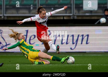 Den Haag, Niederlande. Januar 2024. DEN HAAG, NIEDERLANDE - 20. JANUAR: Sophie Cobussen vom FC Utrecht kämpft um den Ball mit Bo Vonk vom ADO den Haag während des Azerion Vrouwen Eredivisie Spiels zwischen ADO den Haag und FC Utrecht am 20. Januar 2024 im Bingoal Stadion in den Haag (Niederlande) (Foto: Hans van der Valk/Orange Pictures) dpa/Alamy Live News Stockfoto