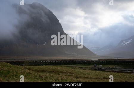 Reine, Lofoten, Norwegen. Arieal Blick auf das kleine Fischerdorf weiß von der kommerziellen Fischerei und getrockneten luftgetrockneten Kabeljau Stockfoto