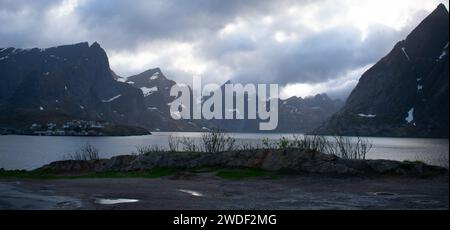 Reine, Lofoten, Norwegen. Arieal Blick auf das kleine Fischerdorf weiß von der kommerziellen Fischerei und getrockneten luftgetrockneten Kabeljau Stockfoto