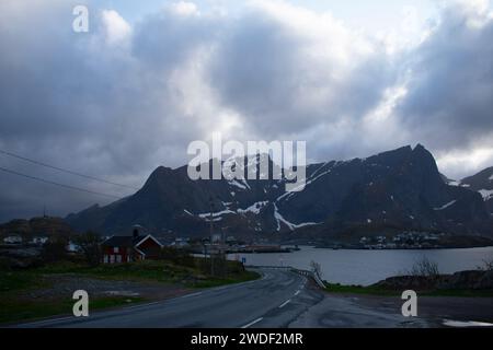 Reine, Lofoten, Norwegen. Arieal Blick auf das kleine Fischerdorf weiß von der kommerziellen Fischerei und getrockneten luftgetrockneten Kabeljau Stockfoto