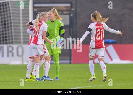 Amsterdam, Niederlande. Januar 2024. AMSTERDAM, NIEDERLANDE - 20. JANUAR: Sherida Spitse von AFC Ajax feiert 1:0, Nadine Noordam von AFC Ajax, während des Azerion Vrouwen Eredivisie Spiels zwischen Ajax und Excelsior am 20. Januar 2024 im Sportpark de toekomst in Amsterdam, Niederlande. (Foto: Jan Mulder/Orange Pictures) Credit: dpa/Alamy Live News Stockfoto
