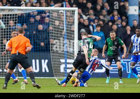 Sheffield, Großbritannien. Januar 2024. Coventry City Mittelfeldspieler Ben Sheaf (14) kämpft am 20. Januar 2024 gegen Barry Bannan (10), bevor er beim Sheffield Wednesday FC gegen Coventry City FC im Hillsborough Stadium, Sheffield, Vereinigtes Königreich ein Tor von 0-1 erzielte. Credit: Every Second Media/Alamy Live News Stockfoto