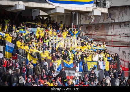 Madrid, Spanien. Januar 2024. Las Palmas Fans feiern den Sieg am Ende des Fußballspiels La Liga EA Sports 2023/24 zwischen Rayo Vallecano und Las Palmas im Estadio Vallecas in Madrid. Quelle: Unabhängige Fotoagentur/Alamy Live News Stockfoto