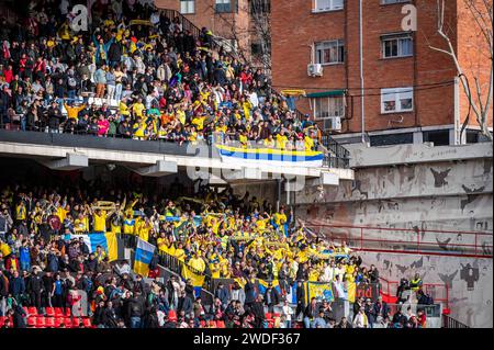 Madrid, Madrid, Spanien. Januar 2024. Las Palmas Fans feiern den Sieg am Ende des Fußballspiels La Liga EA Sports 2023/24 zwischen Rayo Vallecano und Las Palmas im Estadio Vallecas in Madrid. (Kreditbild: © Alberto Gardin/ZUMA Press Wire) NUR REDAKTIONELLE VERWENDUNG! Nicht für kommerzielle ZWECKE! Stockfoto