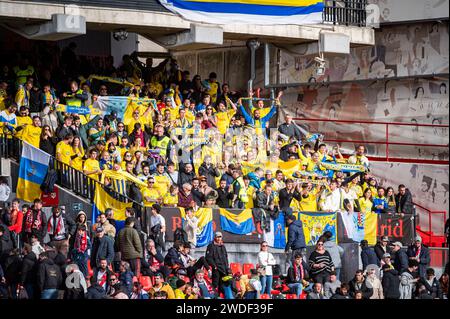 Madrid, Madrid, Spanien. Januar 2024. Las Palmas Fans feiern den Sieg am Ende des Fußballspiels La Liga EA Sports 2023/24 zwischen Rayo Vallecano und Las Palmas im Estadio Vallecas in Madrid. (Kreditbild: © Alberto Gardin/ZUMA Press Wire) NUR REDAKTIONELLE VERWENDUNG! Nicht für kommerzielle ZWECKE! Stockfoto