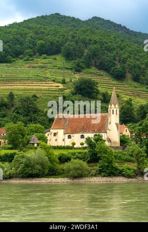 Wachau Tal, Niederösterreich - AT - 8. Juni 2023 Vertikaler Blick auf die malerische Kirche St. Sigismund, Schwallenbach, eingebettet in die sanften Hügel Stockfoto