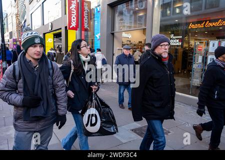 Käufer und Besucher auf der Oxford Street nach dem Rückgang der Rentenzahlen für Dezember am 15. Januar 2024 in London, Großbritannien. Das Amt für nationale Statistik ONS hat bekanntgegeben, dass im Dezember die Verkaufszahlen im Einzelhandel am stärksten seit der Coronavirus-Pandemie zurückgegangen sind und dass die Menschen im November eingekauft haben und die Verkäufe früher nutzten. Stockfoto