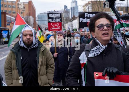 Hunderte von Demonstranten versammelten sich in Whitechapel zu einem Palästina-Aktionstag, um am 20. Januar 2024 in East London, Großbritannien, für Frieden und Waffenstillstand in Gaza und Freiheit für Palästina aufzurufen. An diesem Wochenende fanden keine größeren Demonstrationen in der Hauptstadt statt, stattdessen fanden kleinere Proteste statt, die viele Tausende von Menschen in der ganzen Stadt und im ganzen Land dazu veranlassten, den Konflikt zwischen Hamas und Israel zu beenden. Stockfoto