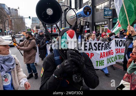 Hunderte von Demonstranten versammelten sich in Whitechapel zu einem Palästina-Aktionstag, um am 20. Januar 2024 in East London, Großbritannien, für Frieden und Waffenstillstand in Gaza und Freiheit für Palästina aufzurufen. An diesem Wochenende fanden keine größeren Demonstrationen in der Hauptstadt statt, stattdessen fanden kleinere Proteste statt, die viele Tausende von Menschen in der ganzen Stadt und im ganzen Land dazu veranlassten, den Konflikt zwischen Hamas und Israel zu beenden. Stockfoto