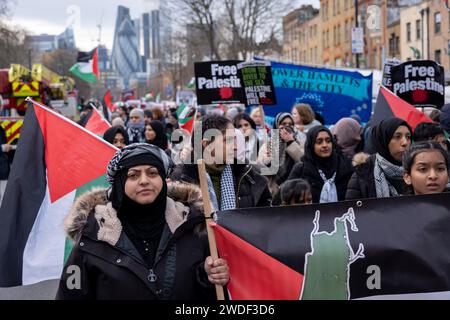 Hunderte von Demonstranten versammelten sich in Whitechapel zu einem Palästina-Aktionstag, um am 20. Januar 2024 in East London, Großbritannien, für Frieden und Waffenstillstand in Gaza und Freiheit für Palästina aufzurufen. An diesem Wochenende fanden keine größeren Demonstrationen in der Hauptstadt statt, stattdessen fanden kleinere Proteste statt, die viele Tausende von Menschen in der ganzen Stadt und im ganzen Land dazu veranlassten, den Konflikt zwischen Hamas und Israel zu beenden. Stockfoto