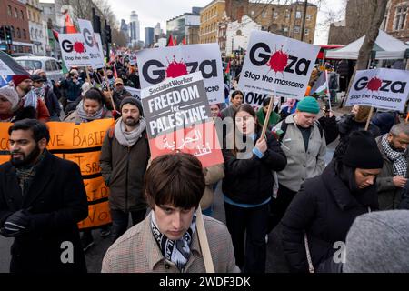 Hunderte von Demonstranten versammelten sich in Whitechapel zu einem Palästina-Aktionstag, um am 20. Januar 2024 in East London, Großbritannien, für Frieden und Waffenstillstand in Gaza und Freiheit für Palästina aufzurufen. An diesem Wochenende fanden keine größeren Demonstrationen in der Hauptstadt statt, stattdessen fanden kleinere Proteste statt, die viele Tausende von Menschen in der ganzen Stadt und im ganzen Land dazu veranlassten, den Konflikt zwischen Hamas und Israel zu beenden. Stockfoto