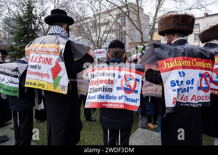 Mitglieder der orthodoxen jüdischen Gemeinde halten Plakate gegen den Zionismus, als Hunderte von Demonstranten sich in Whitechapel zu einem Palästina-Aktionstag versammelten, um am 20. Januar 2024 in East London, Großbritannien, für den Frieden in Gaza aufzurufen. An diesem Wochenende fanden keine größeren Demonstrationen in der Hauptstadt statt, stattdessen fanden kleinere Proteste statt, die viele Tausende von Menschen in der ganzen Stadt und im ganzen Land dazu veranlassten, den Konflikt zwischen Hamas und Israel zu beenden. Stockfoto