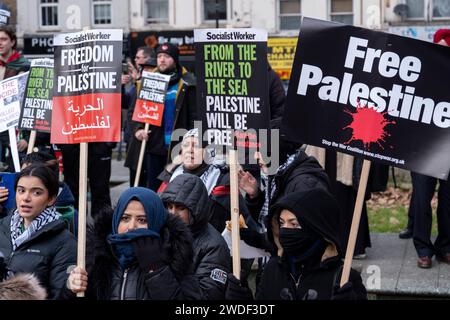 Hunderte von Demonstranten versammelten sich in Whitechapel zu einem Palästina-Aktionstag, um am 20. Januar 2024 in East London, Großbritannien, für Frieden und Waffenstillstand in Gaza und Freiheit für Palästina aufzurufen. An diesem Wochenende fanden keine größeren Demonstrationen in der Hauptstadt statt, stattdessen fanden kleinere Proteste statt, die viele Tausende von Menschen in der ganzen Stadt und im ganzen Land dazu veranlassten, den Konflikt zwischen Hamas und Israel zu beenden. Stockfoto