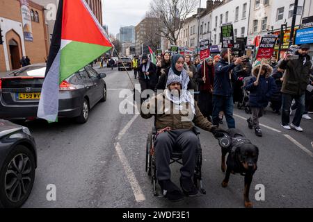 Hunderte von Demonstranten versammelten sich in Whitechapel zu einem Palästina-Aktionstag, um am 20. Januar 2024 in East London, Großbritannien, für Frieden und Waffenstillstand in Gaza und Freiheit für Palästina aufzurufen. An diesem Wochenende fanden keine größeren Demonstrationen in der Hauptstadt statt, stattdessen fanden kleinere Proteste statt, die viele Tausende von Menschen in der ganzen Stadt und im ganzen Land dazu veranlassten, den Konflikt zwischen Hamas und Israel zu beenden. Stockfoto