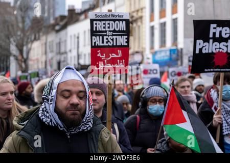 Hunderte von Demonstranten versammelten sich in Whitechapel zu einem Palästina-Aktionstag, um am 20. Januar 2024 in East London, Großbritannien, für Frieden und Waffenstillstand in Gaza und Freiheit für Palästina aufzurufen. An diesem Wochenende fanden keine größeren Demonstrationen in der Hauptstadt statt, stattdessen fanden kleinere Proteste statt, die viele Tausende von Menschen in der ganzen Stadt und im ganzen Land dazu veranlassten, den Konflikt zwischen Hamas und Israel zu beenden. Stockfoto