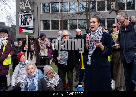 Hunderte von Demonstranten versammelten sich in Whitechapel zu einem Palästina-Aktionstag, um am 20. Januar 2024 in East London, Großbritannien, für Frieden und Waffenstillstand in Gaza und Freiheit für Palästina aufzurufen. An diesem Wochenende fanden keine größeren Demonstrationen in der Hauptstadt statt, stattdessen fanden kleinere Proteste statt, die viele Tausende von Menschen in der ganzen Stadt und im ganzen Land dazu veranlassten, den Konflikt zwischen Hamas und Israel zu beenden. Stockfoto